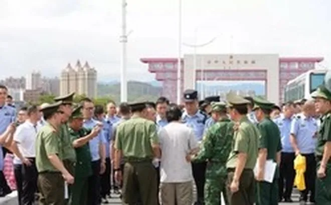Tiếp tục bàn giao 30 đối tượng lừa đảo công nghệ cao cho Công an Trung Quốc
