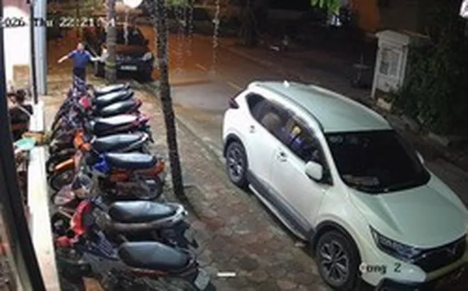 Hà Nội: Người đàn ông tự xưng là giảng viên đại học liên tục chửi bới, ném gạch, đá vào quán ăn