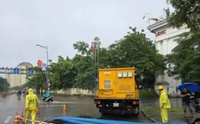 Mưa lớn từ sáng sớm, nhiều tuyến phố Hà Nội ngập cục bộ