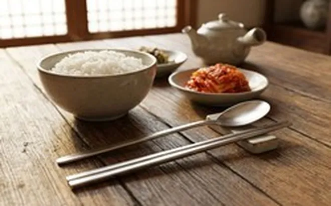 Vì sao người Hàn Quốc thích dùng đũa kim loại dù rất khó gắp?