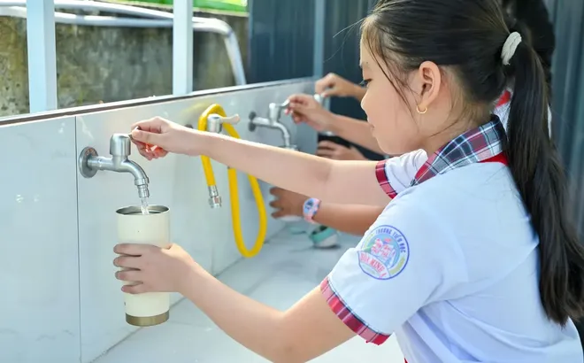Hỗ trợ nước sạch cho người dân ở các xã đảo bị xâm nhập mặn tại Vĩnh Long