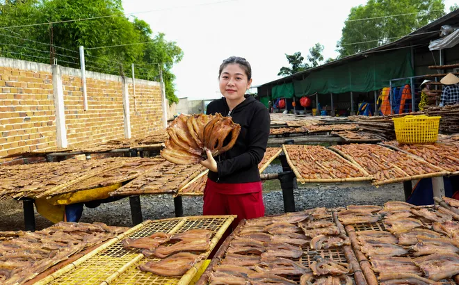 CHỊ NGUYỄN THỊ THỦY TIÊN (1987) TẤT BẬT VÀO MÙA CÁ KHÔ TẾT: ĐƯA ĐẶC SẢN TRUYỀN THỐNG VƯƠN XA NHỜ MẠNG XÃ HỘI