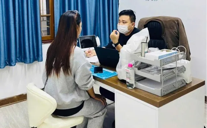 Bác sĩ trẻ chia sẻ kiến thức chăm sóc da miễn phí, hỗ trợ bệnh nhân nghèo
